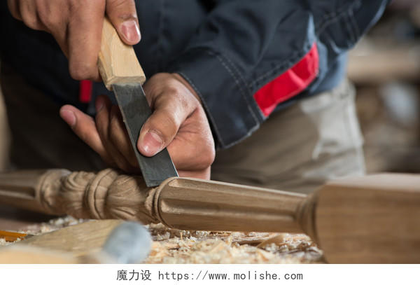 合上木匠的手用切割机工作木匠在工作